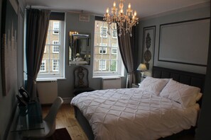 1 bedroom, desk, iron/ironing board, free WiFi - Fabulous one double bedroom flat in garden setting by the river in Battersea (London)