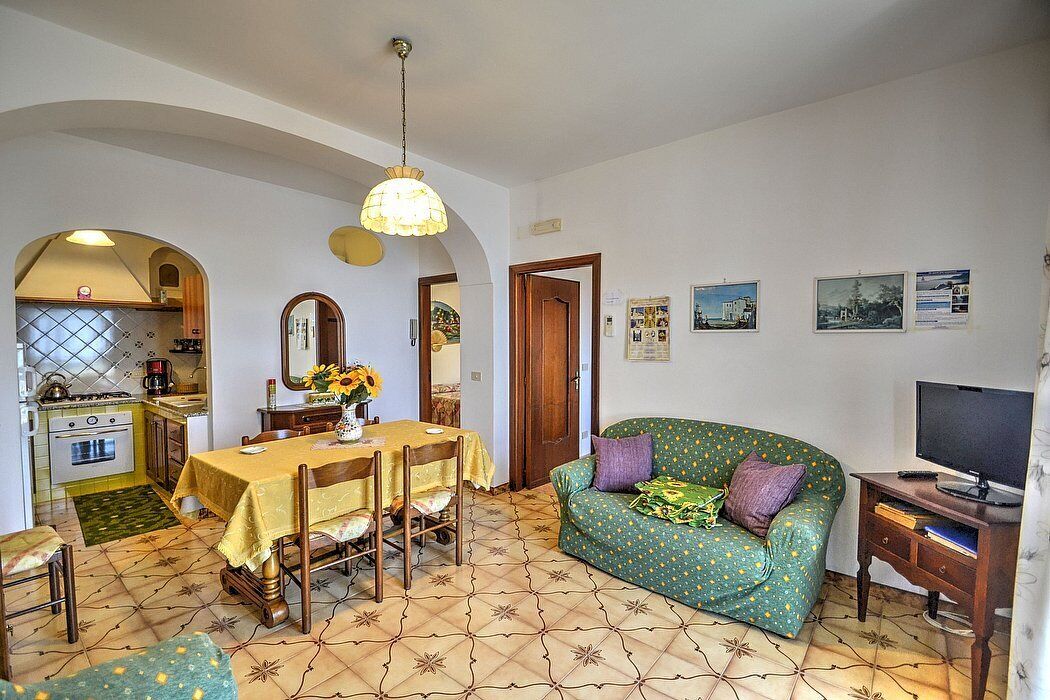 Casa Guglielmina: A characteristic apartment that covers the entire ground floor of a villa built on the sloping cliff in front of the sea.