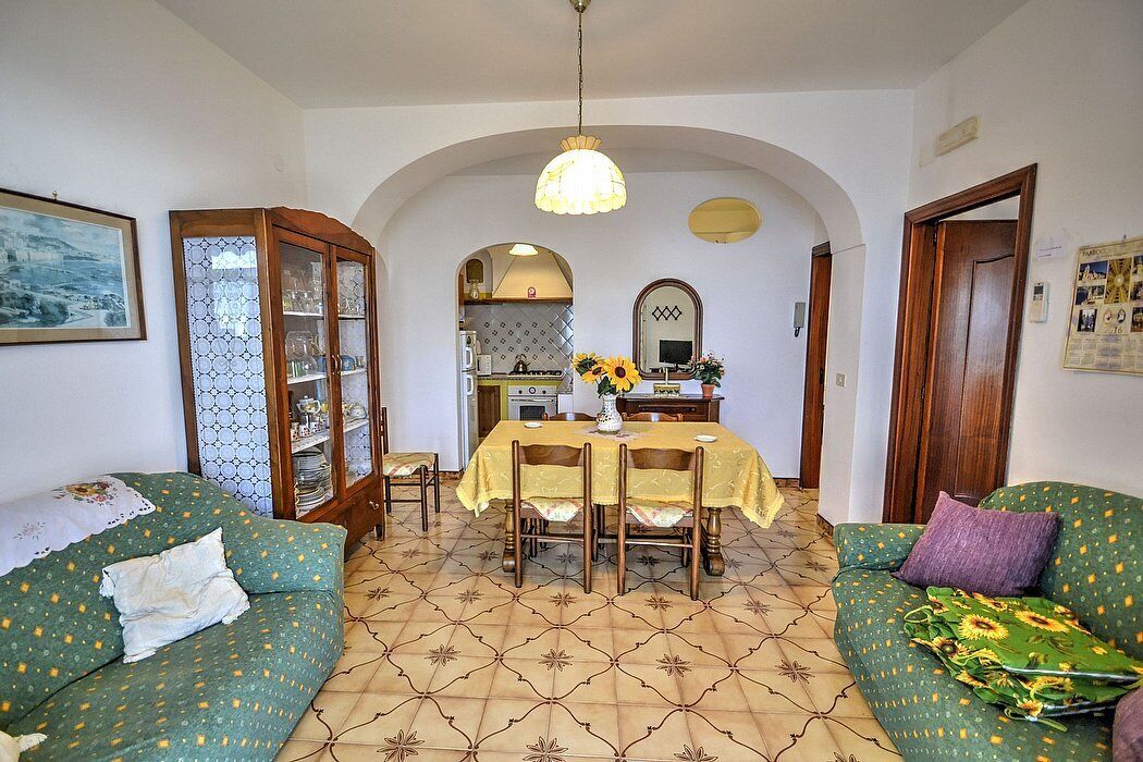 Casa Guglielmina: A characteristic apartment that covers the entire ground floor of a villa built on the sloping cliff in front of the sea.