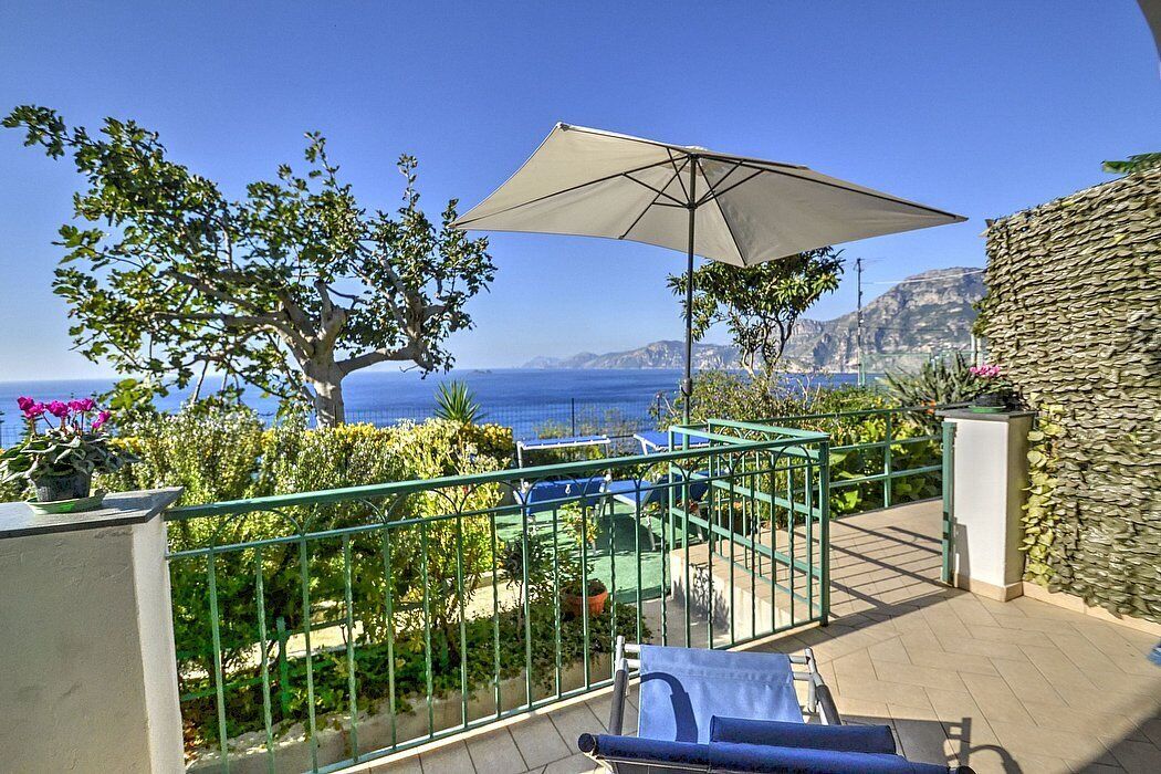 Casa Guglielmina: A characteristic apartment that covers the entire ground floor of a villa built on the sloping cliff in front of the sea.