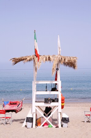 Plage à proximité, chaises longues