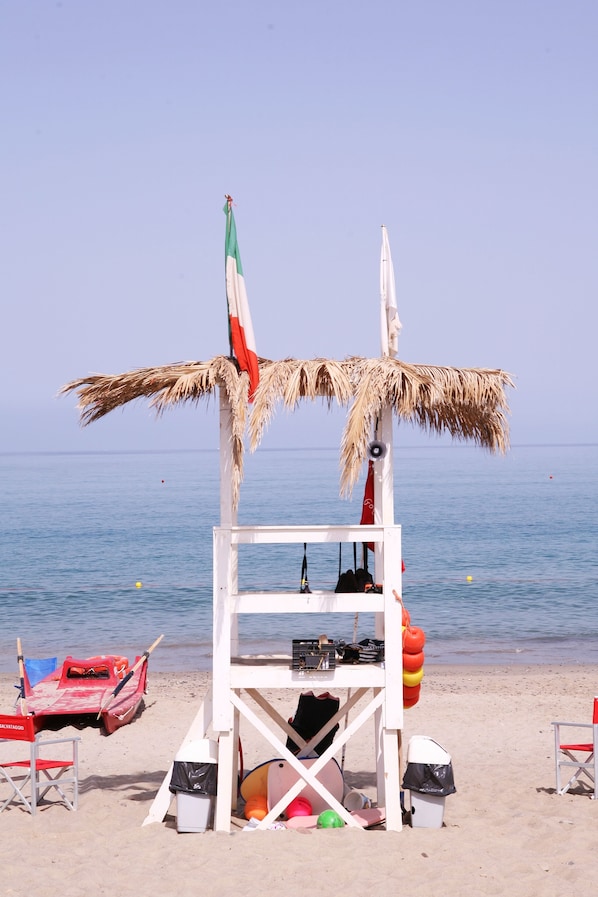 Una spiaggia nelle vicinanze, lettini da mare