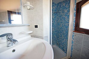 Douche, sèche-cheveux, bidet, savon
