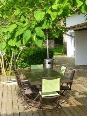 Outdoor dining - House 10-12 people with heated pool and Jacuzzi (Gradignan)
