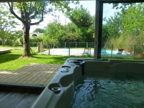 Outdoor spa tub