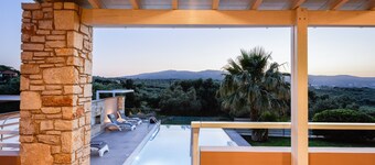 Coveted privacy in nature, heated pool, 4 km to the beach!