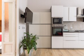 Réfrigérateur, micro-ondes, four, plaque de cuisson