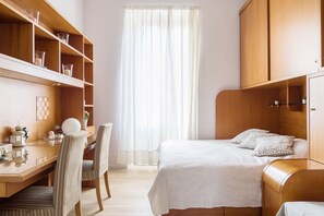 2 chambres, coffres-forts dans les chambres, bureau