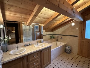 Badewanne, Haartrockner, Handtücher, Seife