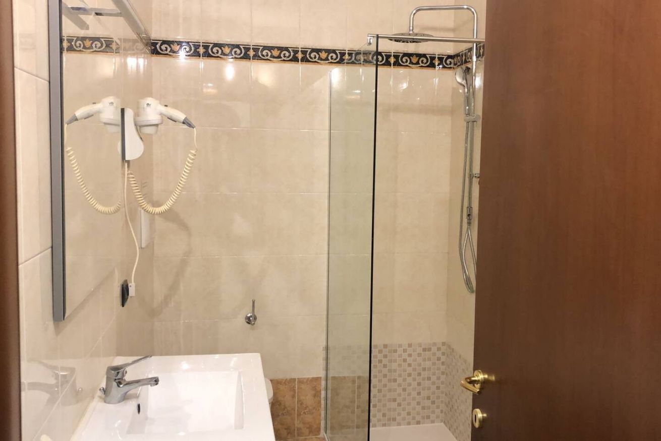 Ensemble douche/baignoire, sèche-cheveux, bidet, serviettes fournies