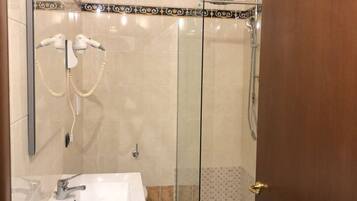 Ensemble douche/baignoire, sĂšche-cheveux, bidet, serviettes fournies