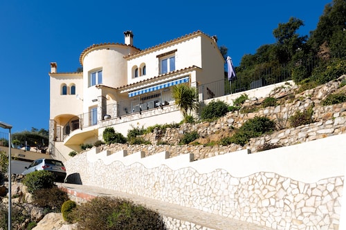 Luxury 4 Bedroom  Villa With Heated Pool & Jacuzzi - Fantastic Sea Views