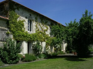 Exterior - Characterful Farmhouse And Large Pool in Rural Setting, sleeps 10 (Lusignac)