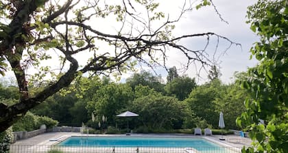 Casa de campo con carácter y gran piscina en entorno rural.