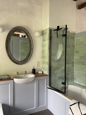 Combined shower/tub, hair dryer, bidet, towels