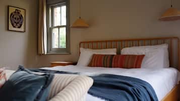 4 bedrooms, iron/ironing board, Internet, bed sheets