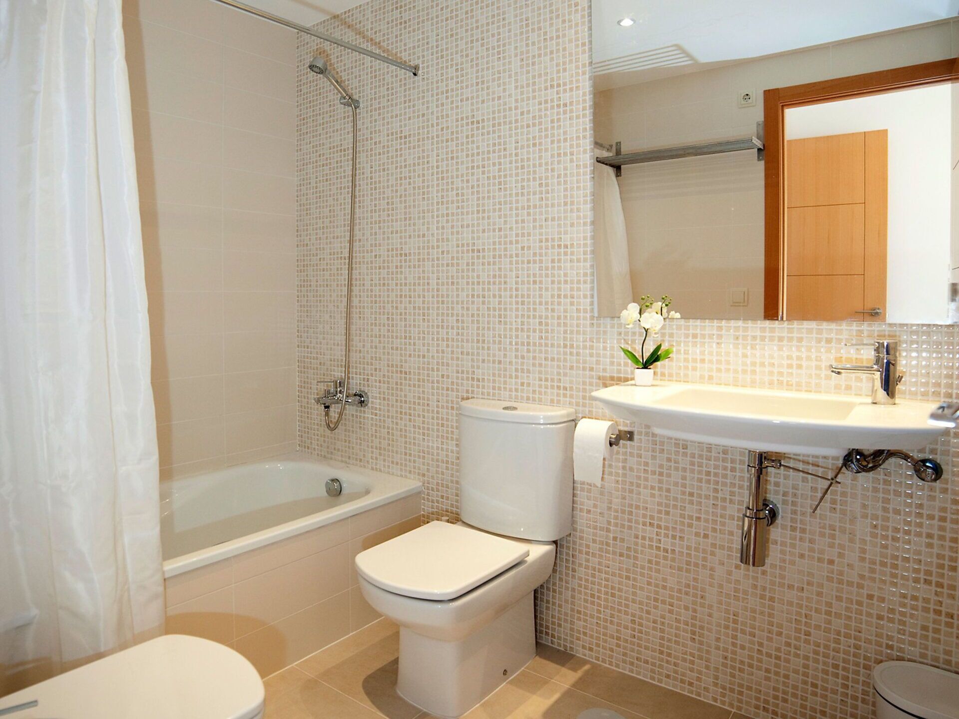 Une salle de bain avec une baignoire, des toilettes et un lavabo.