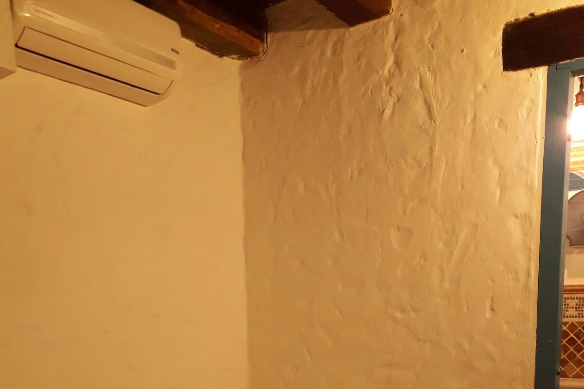 Soundproofing, free WiFi, bed sheets