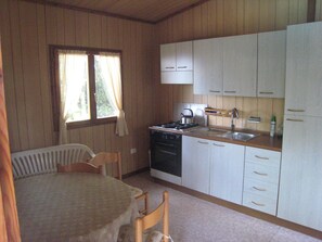 Réfrigérateur, un four, surface de cuisson, lave-vaisselle