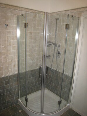 Dusche, Bidet, Handtücher