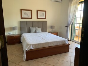 5 makuuhuonetta, silitysrauta/-lauta, ilmainen Wi-Fi, vuodevaatteet