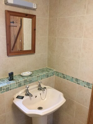 Chuveiro/banheira combinados, secador de cabelo, toalhas de banho