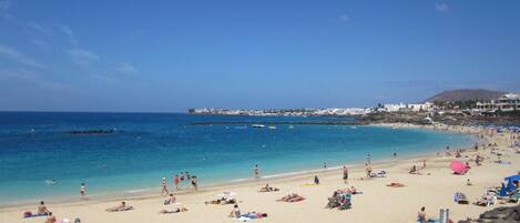 Chaises longues, serviettes de plage