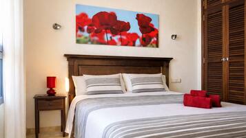 2 Schlafzimmer, Zimmersafe, Schreibtisch, Bügeleisen/Bügelbrett