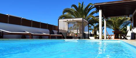 Utendørsbasseng og et oppvarmet basseng