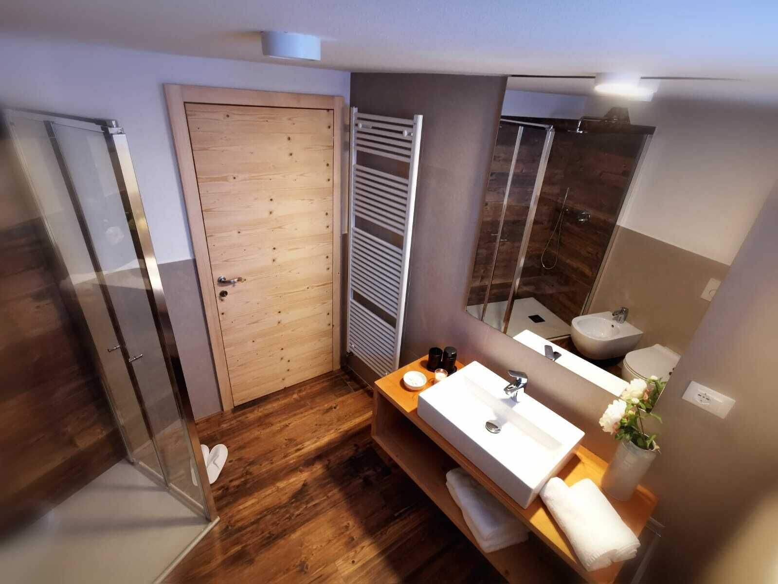 Bathtub, hair dryer, bidet, towels
