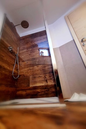 Bathtub, hair dryer, bidet, towels