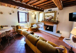 TV, fireplace, DVD player - 3 bed 2 bath house, private pool, wonderful gardens, walk restaurant, WIFI (Lucca)