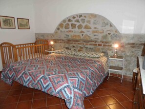 2 habitaciones, tabla de planchar con plancha y ropa de cama