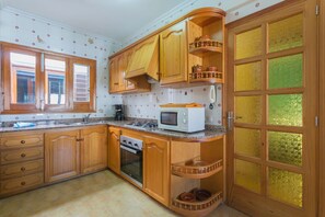 Microwave, oven, stovetop, dishwasher - ORE: Apartment with 3 double bedrooms with chill-out area (Can Picafort)