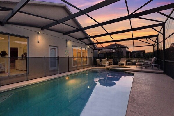 Una piscina al aire libre, una piscina climatizada