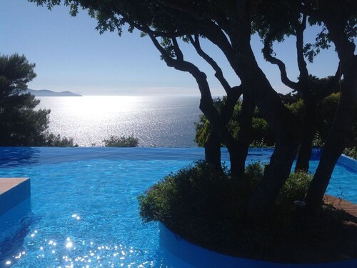 Haus mit Terrasse mit Blick auf das Meer, den Pool und die exklusive Einrichtung