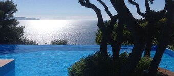 House with large terrace overlooking the sea, swimming pool, solarium, bathing establishment.