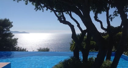 House with large terrace overlooking the sea, swimming pool, solarium, bathing establishment.