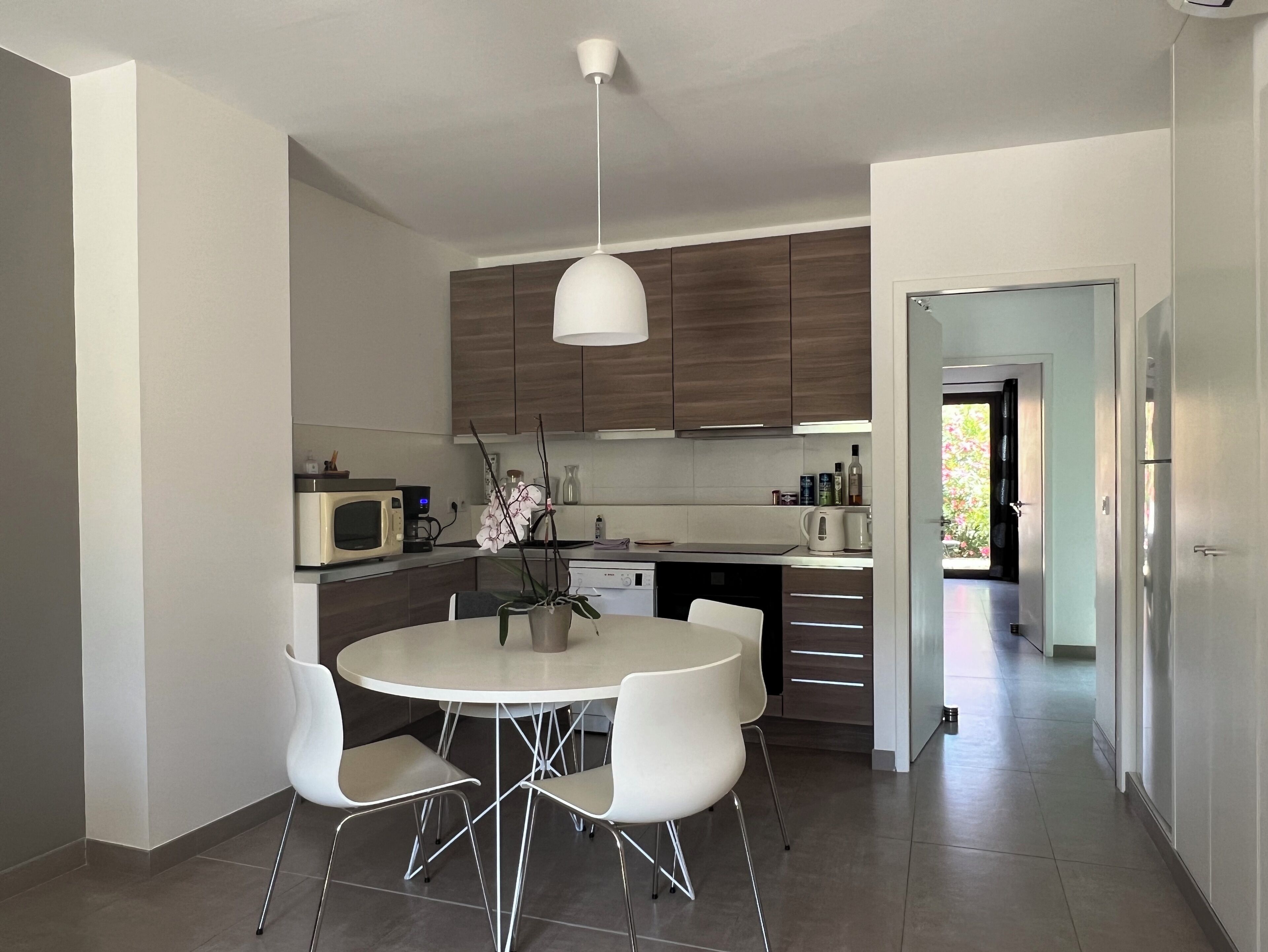 Een koelkast, een magnetron, een oven, een kookplaat