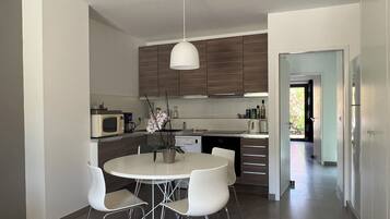 Een koelkast, een magnetron, een oven, een kookplaat