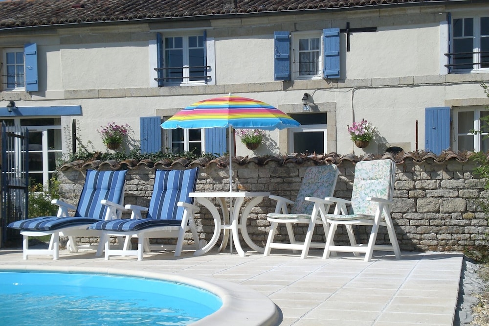 Helianthus Superb Gite with use of lovely safe pool
