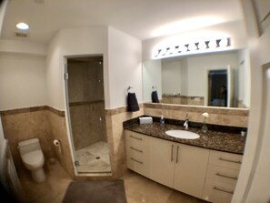 Casa, 3 habitaciones (3.5 Bathrooms, Rooftop Patio) | Regadera en el baño