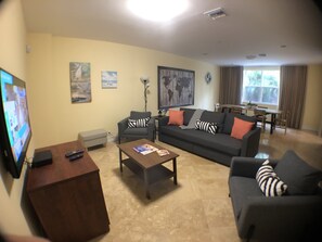 Huis, 3 slaapkamers (3.5 Bathrooms, Rooftop Patio) | Woonkamer | Een flatscreentelevisie en Netflix