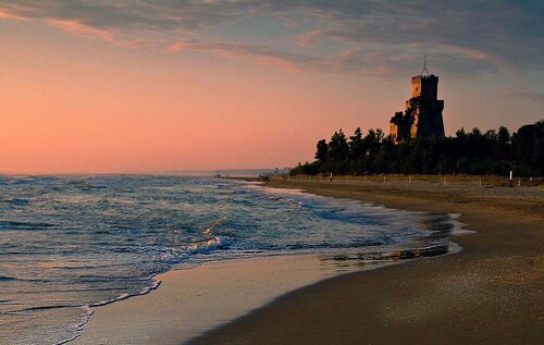 Portion of art nouveau villa with garden 200mt from the sea and center of Silvi
