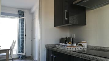 Réfrigérateur, micro-ondes, plaque de cuisson, lave-vaisselle