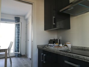 Fridge, microwave, stovetop, dishwasher - Apartment with terrace and spectacular views (Carmona)