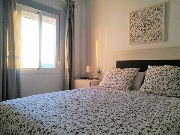 2 bedrooms, desk, iron/ironing board, WiFi