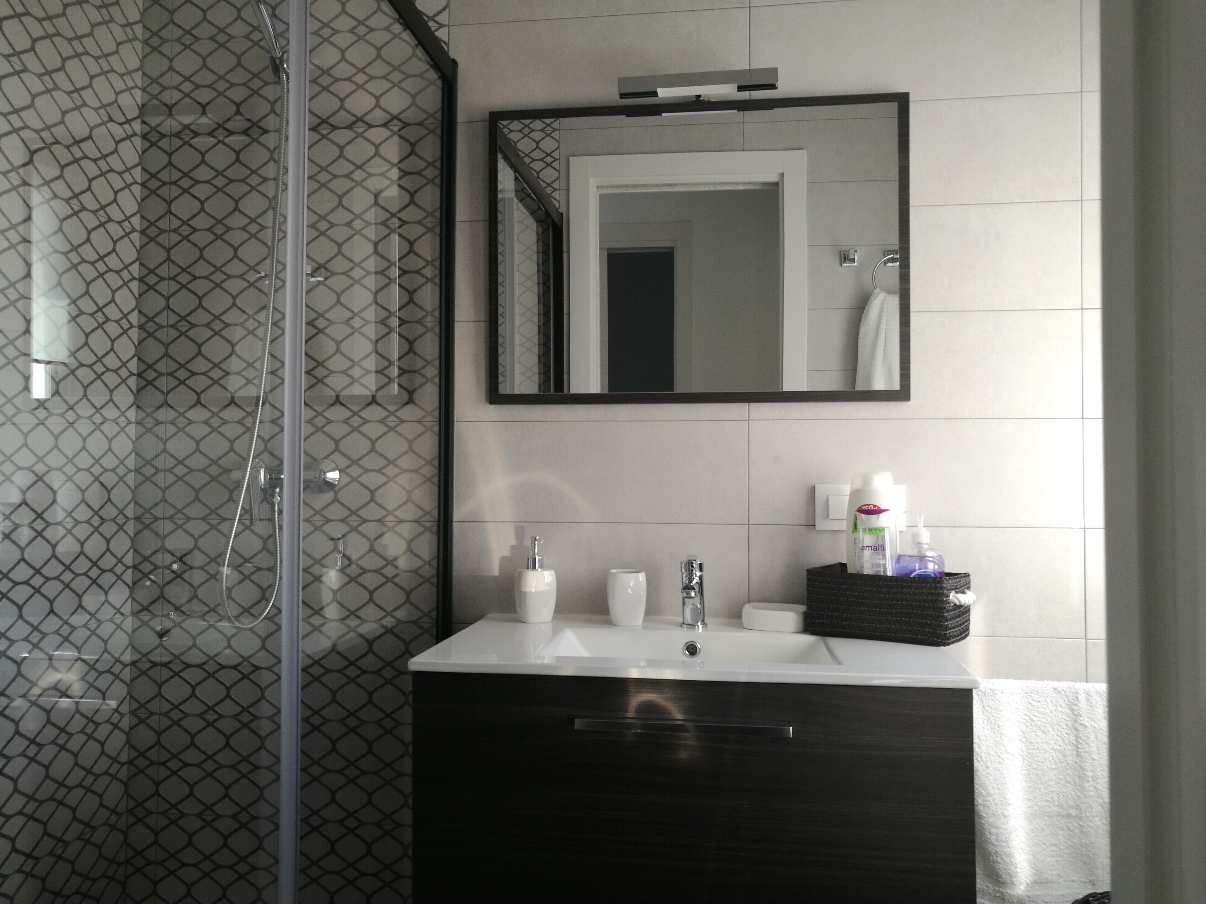 Ducha, secador de pelo, toallas, jabón