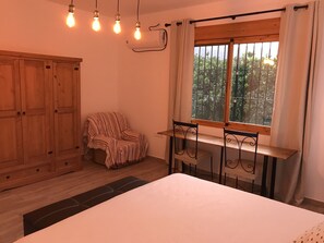 4 Schlafzimmer, Schreibtisch, Bügeleisen/Bügelbrett, Reisekinderbett