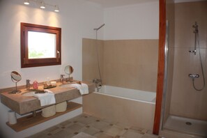 Bathtub, hair dryer, bidet, towels